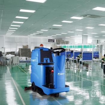 小型駕駛式洗地機(jī) 提升倉(cāng)庫(kù)車(chē)間與停車(chē)場(chǎng)清潔效率的利器